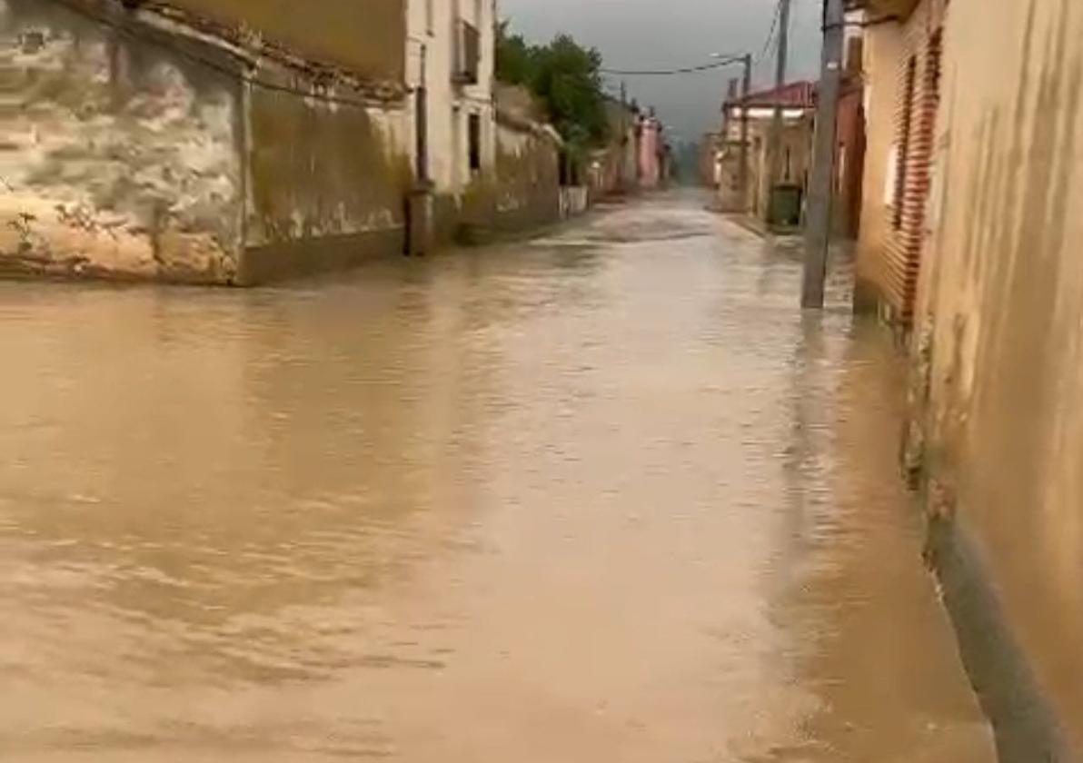 Una intensa tromba inunda varias calles de Villasexmir