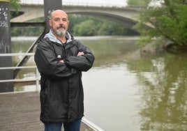 Javier Marqués, buzo profesional y miembro de la Asociación AMA el Pisuerga, en el embarcadero del Museo de la Ciencia.