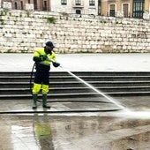 Operarios del servicio de limpieza retiran este miércoles por la mañana el barro acumulado en Portugalete después de la tormenta.
