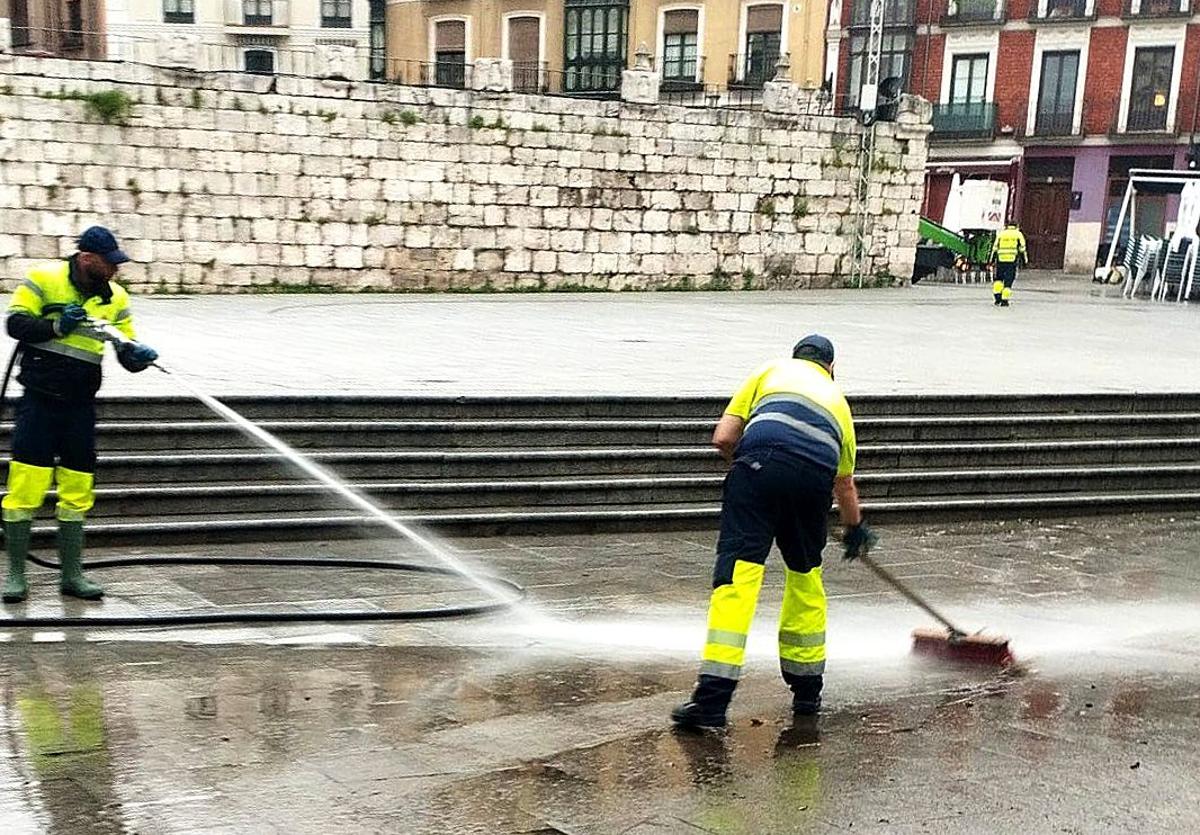 Operarios del servicio de limpieza retiran este miércoles por la mañana el barro acumulado en Portugalete después de la tormenta.