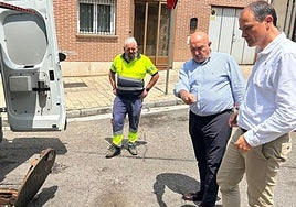 El alcalde Jesús Julio Carnero y Alejandro García Pellitero, concejal de Medio Ambiente, junto a trabajadores de Aquavall este miércoles por la mañana.