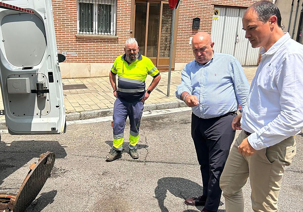 El alcalde Jesús Julio Carnero y Alejandro García Pellitero, concejal de Medio Ambiente, junto a trabajadores de Aquavall este miércoles por la mañana.