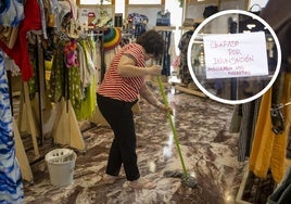 Labores de limpieza en la tienda Cascanueces de Portugalete y cartel de 'cerrado por inundación' en otro comercio afectado del centro.
