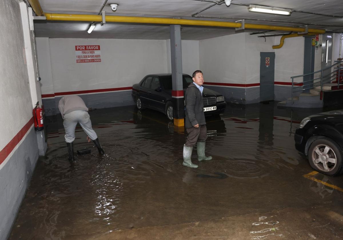 Garaje anegado del número 35 de la calle Panaderos en la mañana de este miércoles.