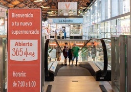 Cartel informativo en el supermercado Alcampo del Mercado del Val, uno de los que tienen horario extendido en Valladolid.