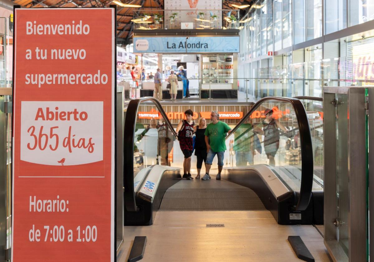Cartel informativo en el supermercado Alcampo del Mercado del Val, uno de los que tienen horario extendido en Valladolid.