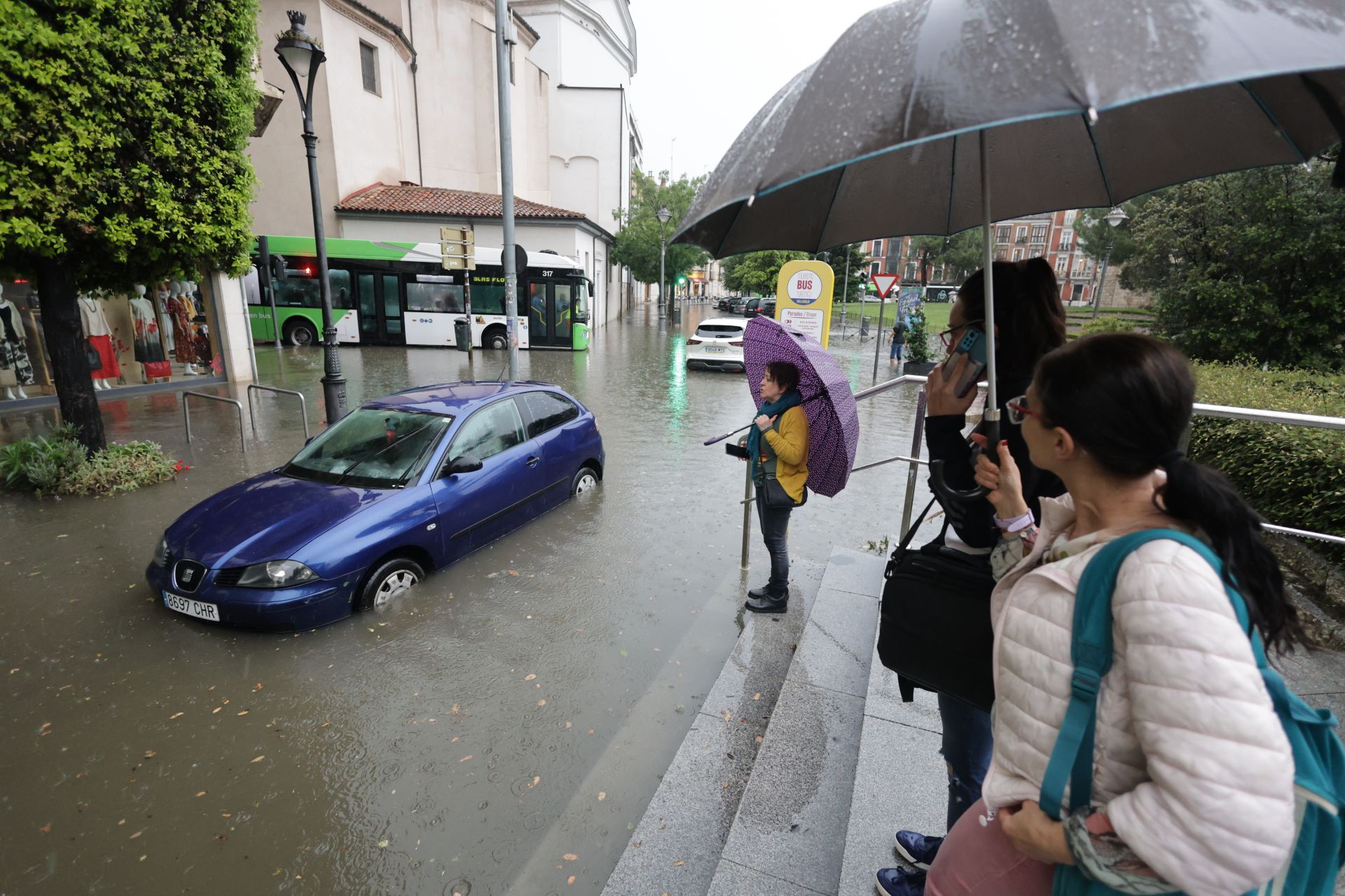 Uno de los vehículos afectados por la tromba de agua, parado en la plaza de Portugalete.