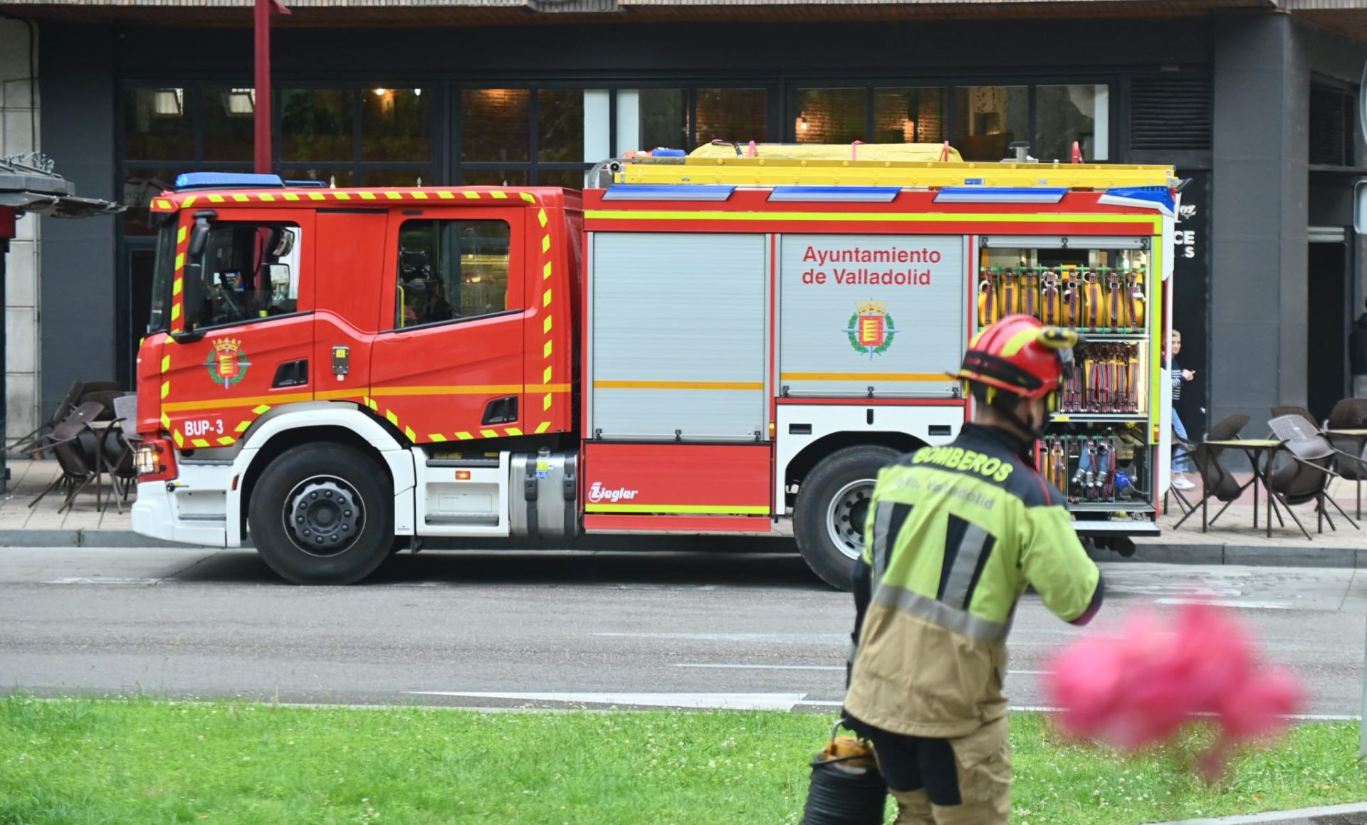 Un camión de los Bomberos del Ayuntamiento de Valladolid, en la plaza Circular.