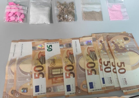 Dinero y drogas encontradas en el vehículo del detenido.
