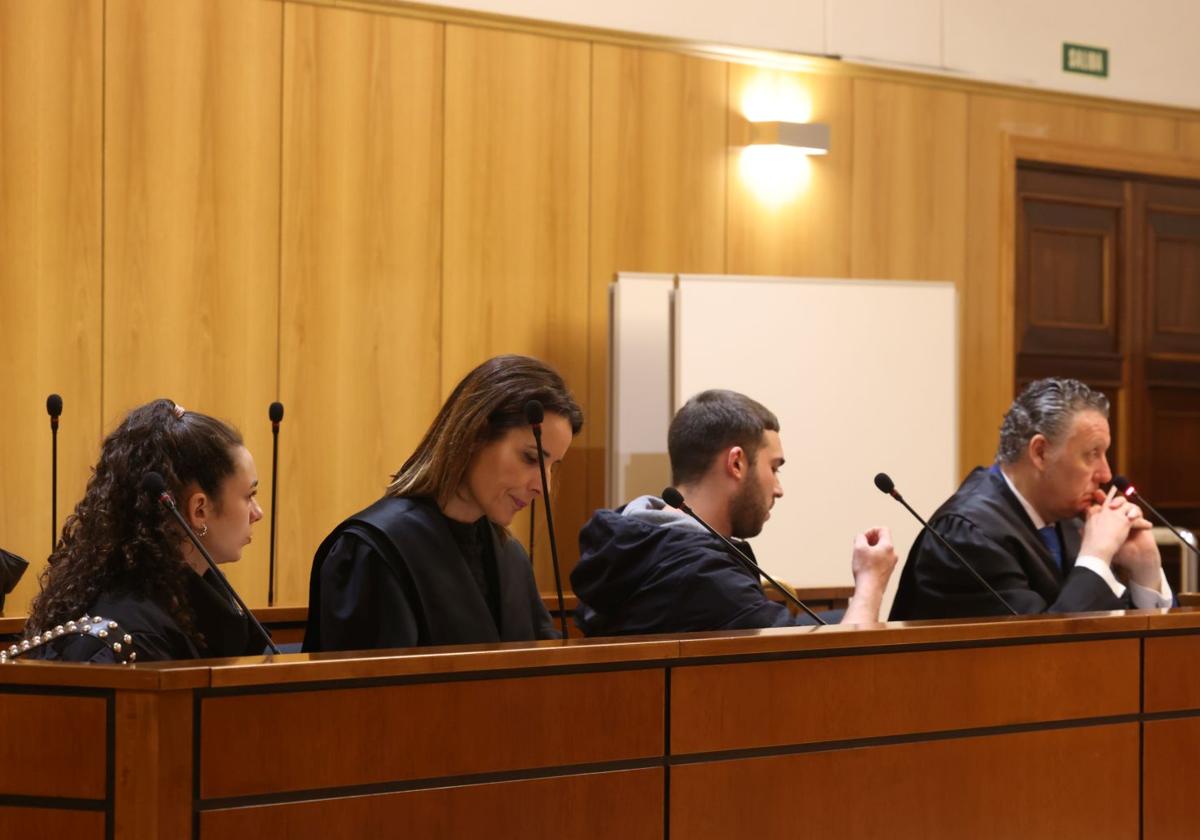 Los dos acusados, junto a sus letrados, durante la vista de conformidad en la Audiencia.