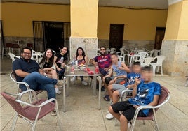 Varias personas que han participado en el proyecto, en la plaza de Villalpando.