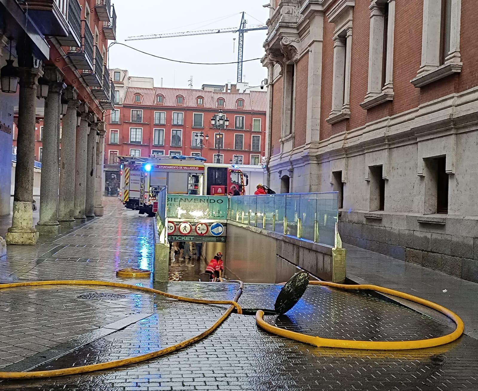 Los Bomberos de Valladolid achican agua del interior del parking de la Plaza Mayor.
