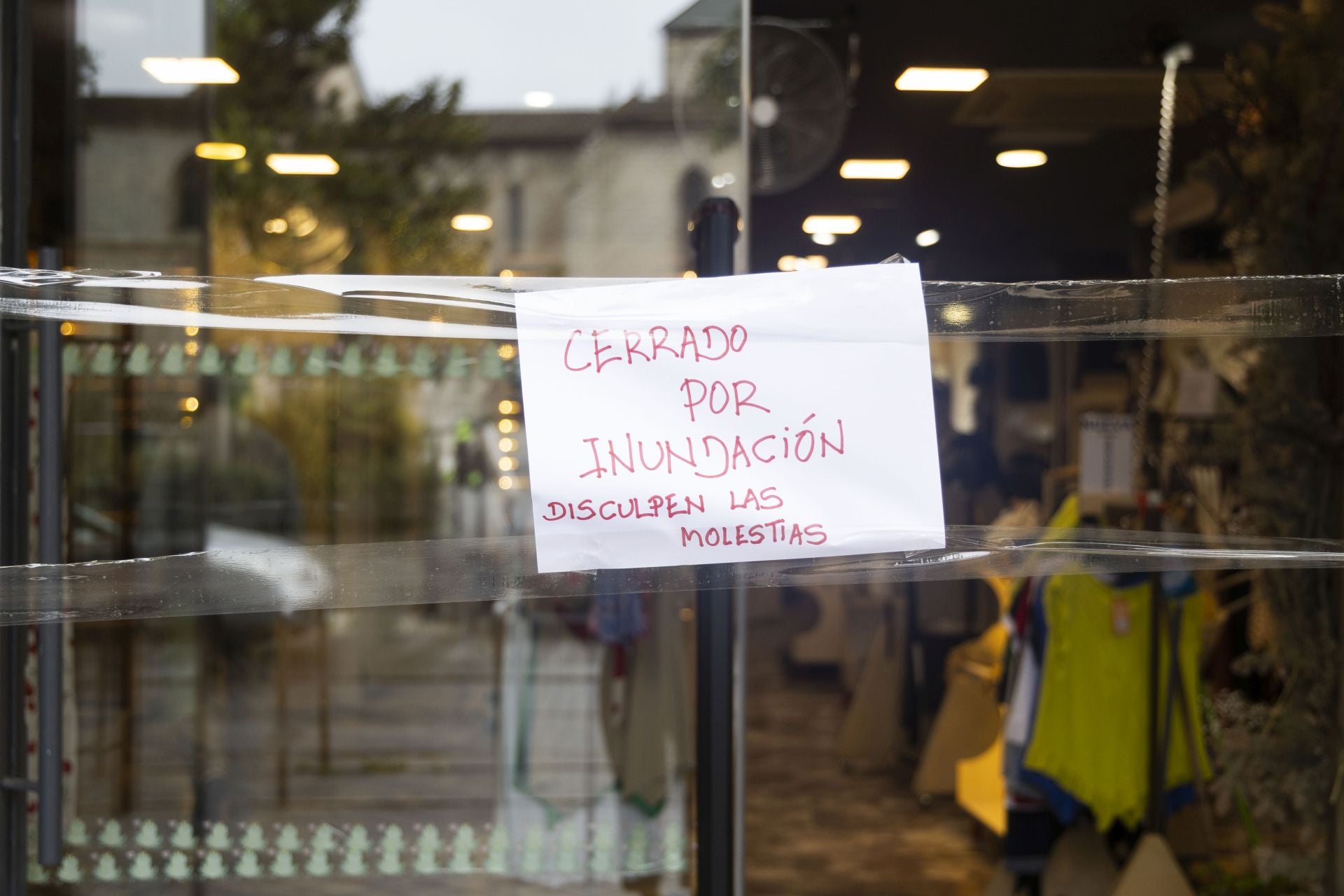 El día después en los comercios y el entorno de la calle Platerías, una de las más afectadas de la ciudad.