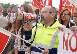 Concentración de trabajadores de la planta de Azucarera de La Bañeza.