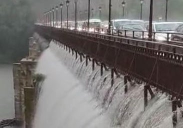 El Puente Mayor descarga miles de litros de agua al Pisuerga