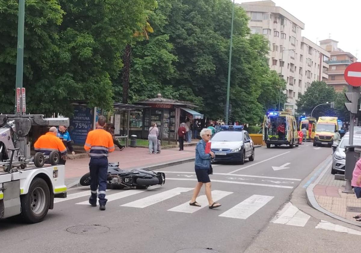 Intervención de Policía y Servicios de Emergencia este miércoles en la plaza de San Juan tras el accidente.