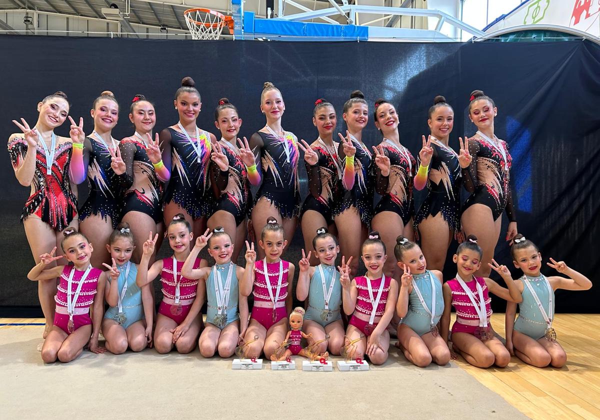 Gimnastas del club La Victoria posan con sus medallas.