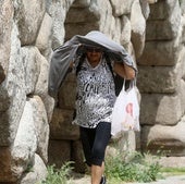 Una mujer se protege del sol en una jornada calurosa en Segovia.