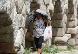 Una mujer se protege del sol en una jornada calurosa en Segovia.