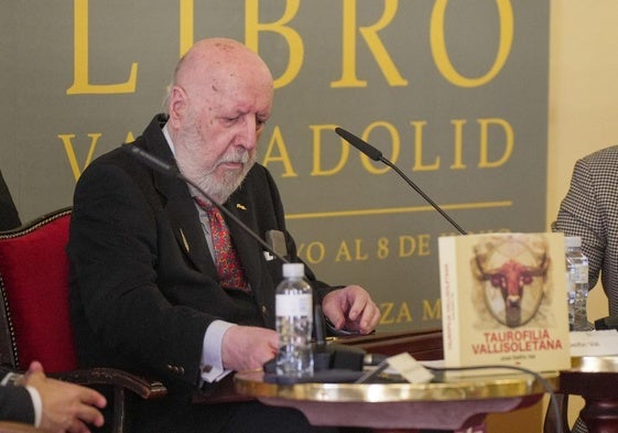 José Delfín Val, en el Círculo de Recreo, durante la presentación de 'Taurofilia vallisoletana'.