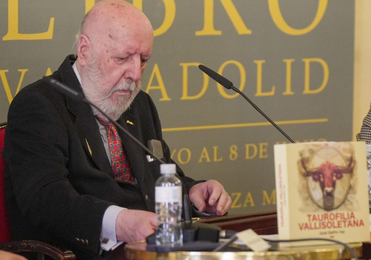 José Delfín Val, en el Círculo de Recreo, durante la presentación de 'Taurofilia vallisoletana'.
