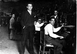 Manuel Chaves Nogales, de pie, en los talleres de 'El Heraldo de Madrid'.