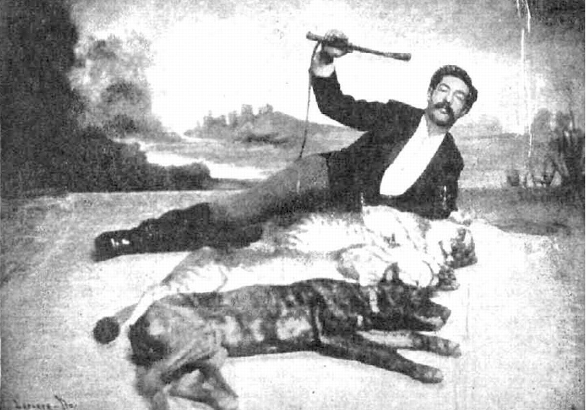 El domador Félix Malleu en una actuación con un león y un perro en 1896.