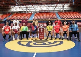 La foto oficial de la Copa del Rey, con los capitanes y técnicos de los equipos participantes.