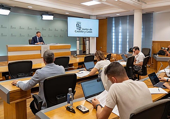 El consejero de Economía y Hacienda y portavoz, Carlos Fernández Carriedo, comparece en rueda de prensa posterior al Consejo de Gobierno.