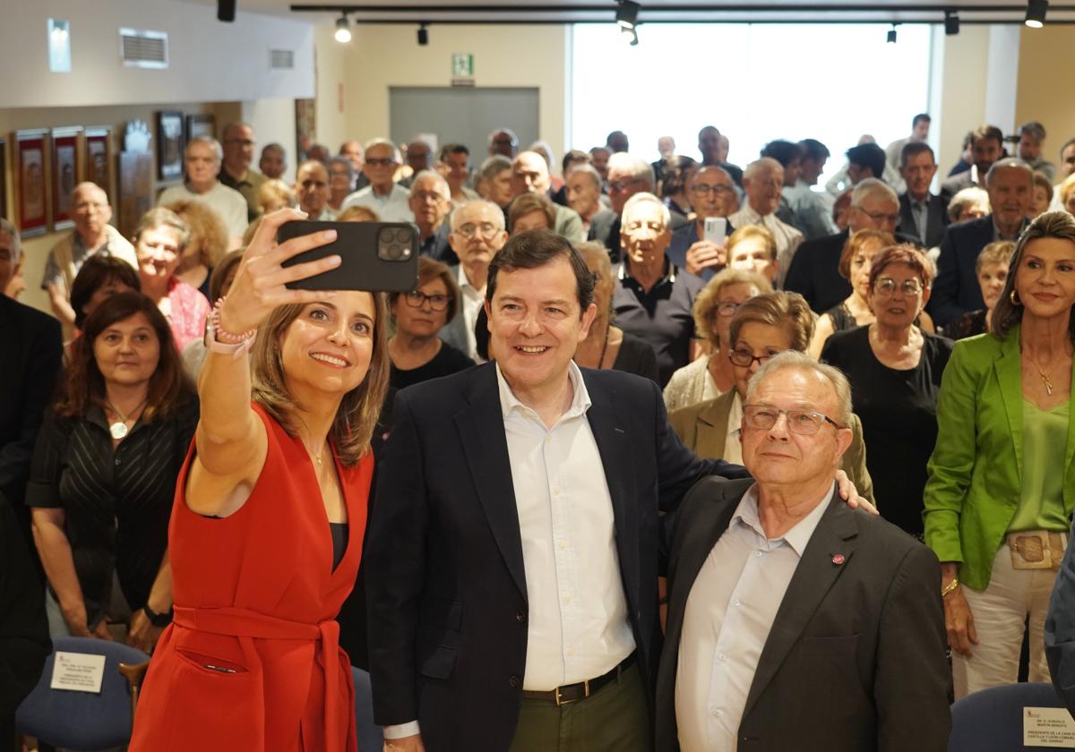 Mañueco compromete un aumento de las ayudas a las casas regionales