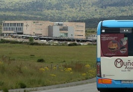 Un autobús urbano se dirige a la estación del AVE de Segovia.