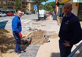 Operarios en el lugar de la avería.