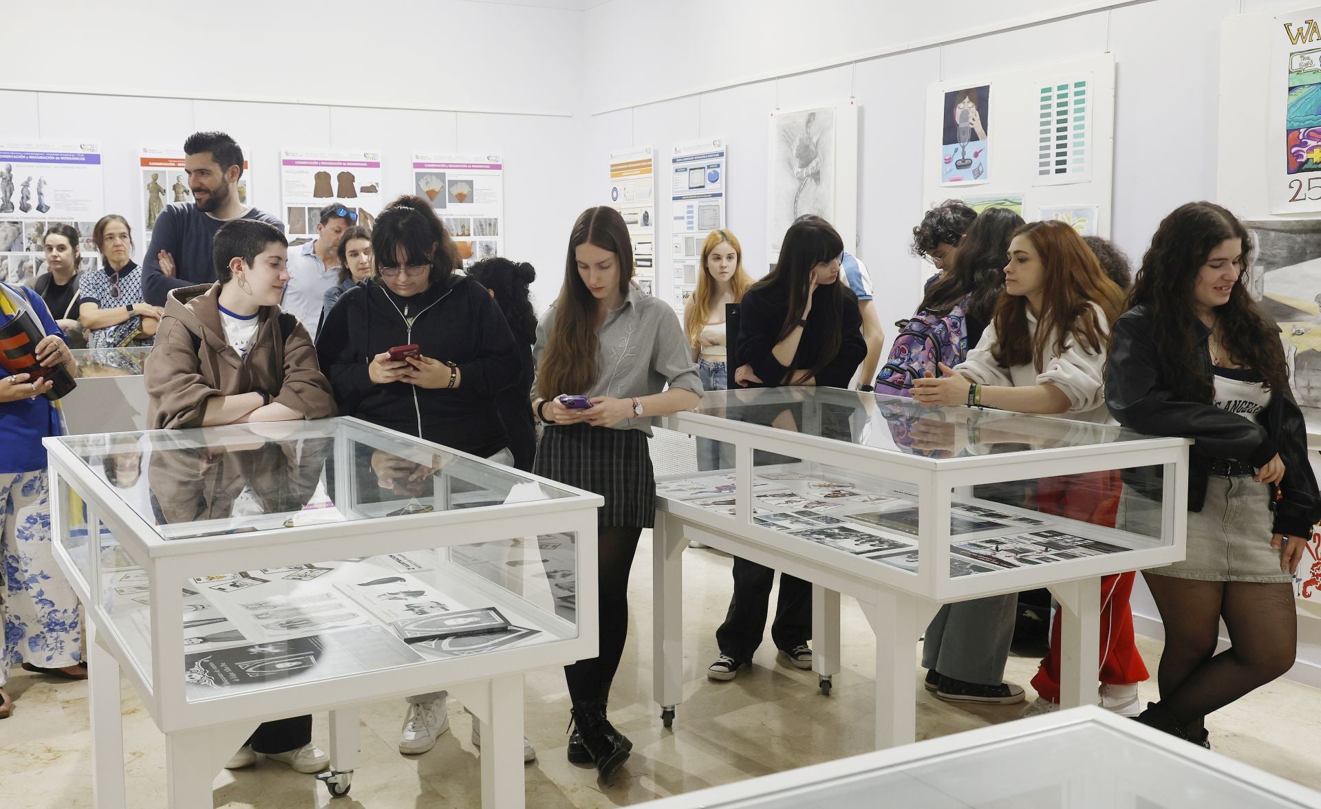 Los trabajos de la Escuela de Arte se exponen en la Biblioteca