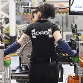 Un trabajadora de Horse en la factoría de motores de Valladolid en una imagen de archivo.