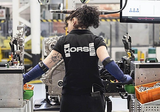 Un trabajadora de Horse en la factoría de motores de Valladolid en una imagen de archivo.