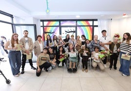 Alumnos del Centro Didáctico con los mayores de la residencia Legado del Niño Jesús y sus profesoras