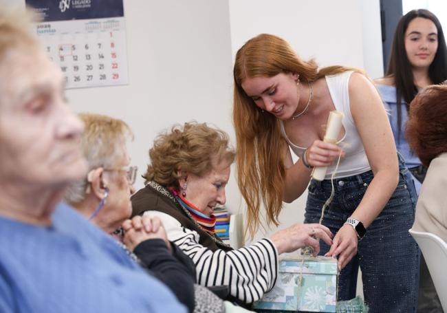 Clara Gahona entregando su libro a su «abuela adoptiva» Pilar Antolín