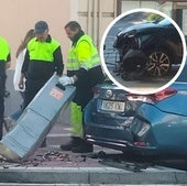 Los operarios retiran la máquina de la ORA destrozada por el turismo siniestrado (en detalle) en la Real de Burgos.