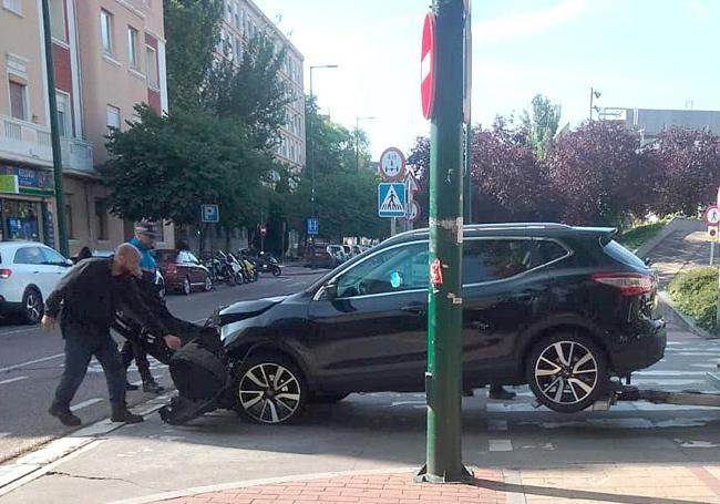 La grúa retira el turismo siniestrado frente al Clínico.