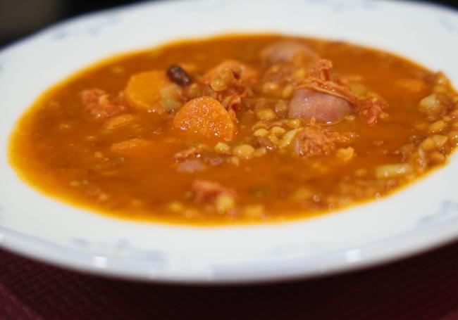 Lentejas estofadas, primer plato del menú