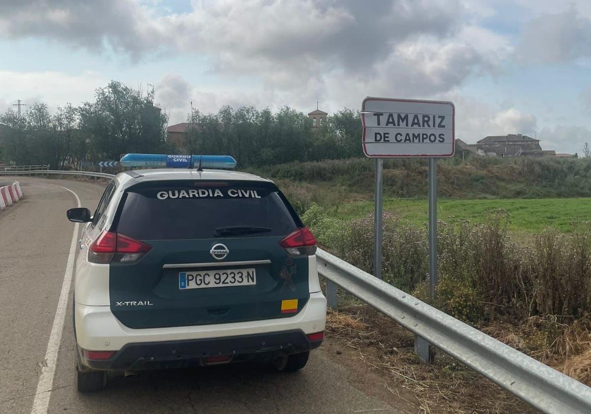 Vehículo de la Guardia Civil a la entrada de Tamariz de Campos.