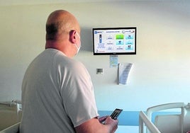 Monitor de televisión en una habitación de hospital.