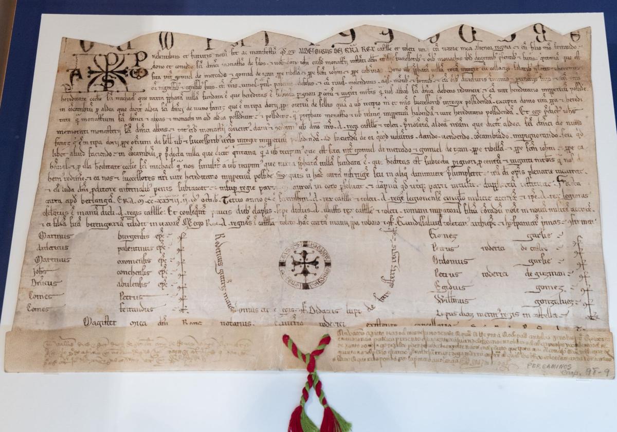 Un documento conservado en el Archivo de la Real Chancillería y expuesto en una muestra sobre Alfonso X el Sabio en 2024.