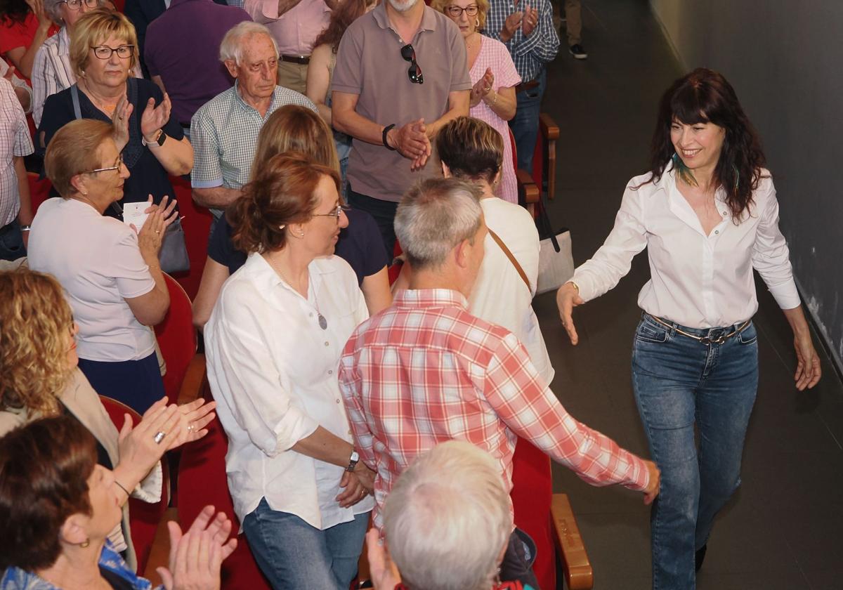Ana Redondo saluda a los militantes socialistas de Valladolid a su llegada al Centro Cívico Bailarín Vicente Escudero.