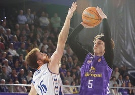 Kunkel lanza a canasta ante la oposición de Edu Durán en el partido de Liga en Palencia entre el Súper Agropal y el Fuenlabrada.
