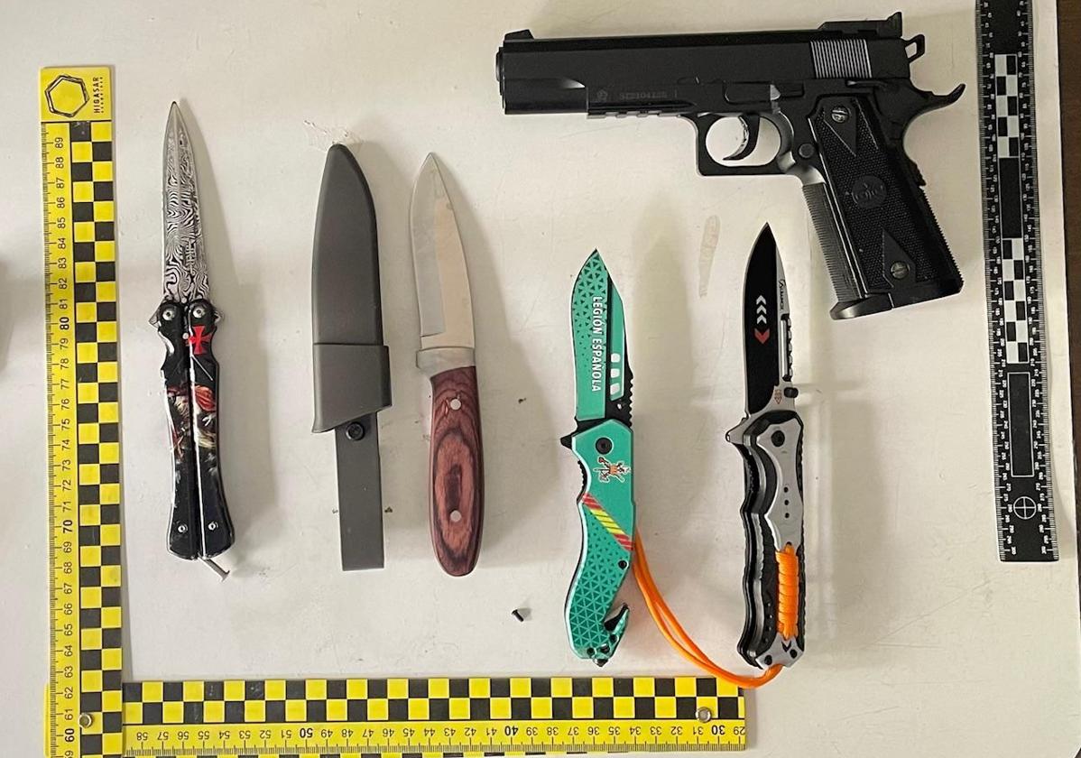 Armas blancas y pistola de aire comprimido intervenidos por la Policía.