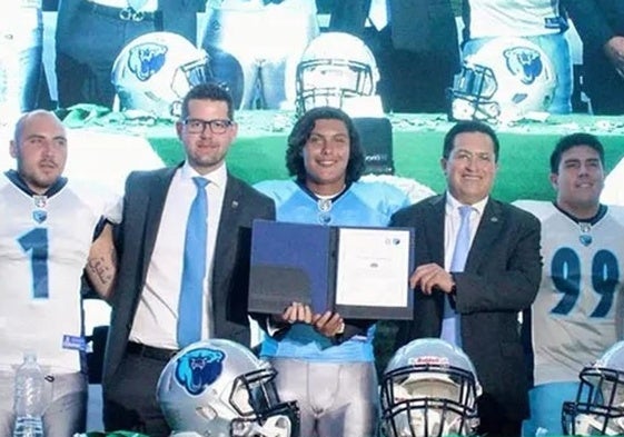 Gabriel Solares, segundo por la izquierda, durante la presentación de los Osos de Toluca en 2018