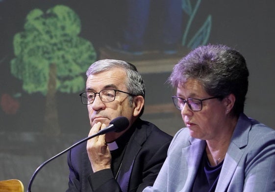 El arzobispo de Valladolid y presidente de la Conferencia Episcopal Española, Luis Argüello (centro), en la inauguración de la asamblea.