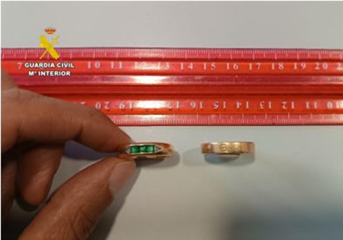 Anillos robados por la ahora detenida y que fueron recuperados en un establecimiento de compra de oro.