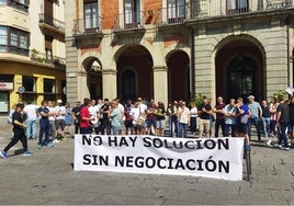 Concentración de bomberos y policías a las puertas del Ayuntamiento de Zamora.
